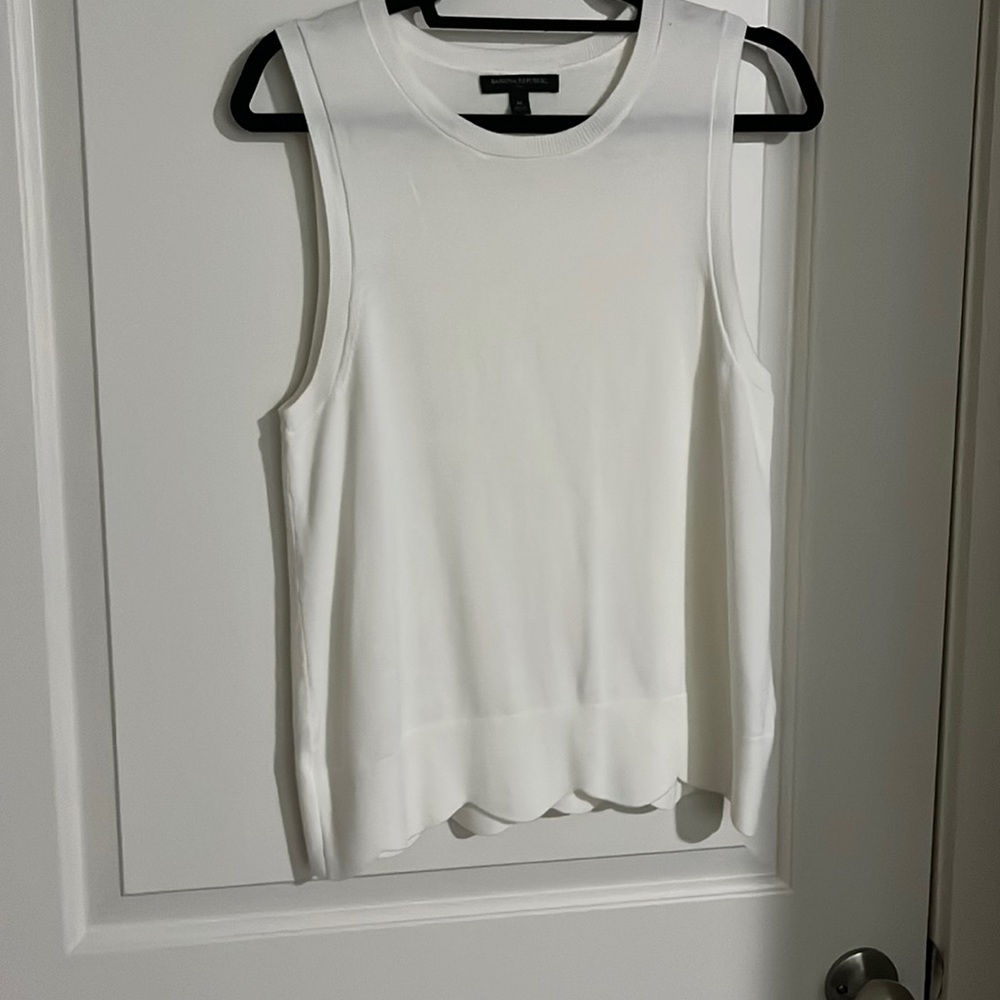 White scalloped Banana Republic tank top, size medium